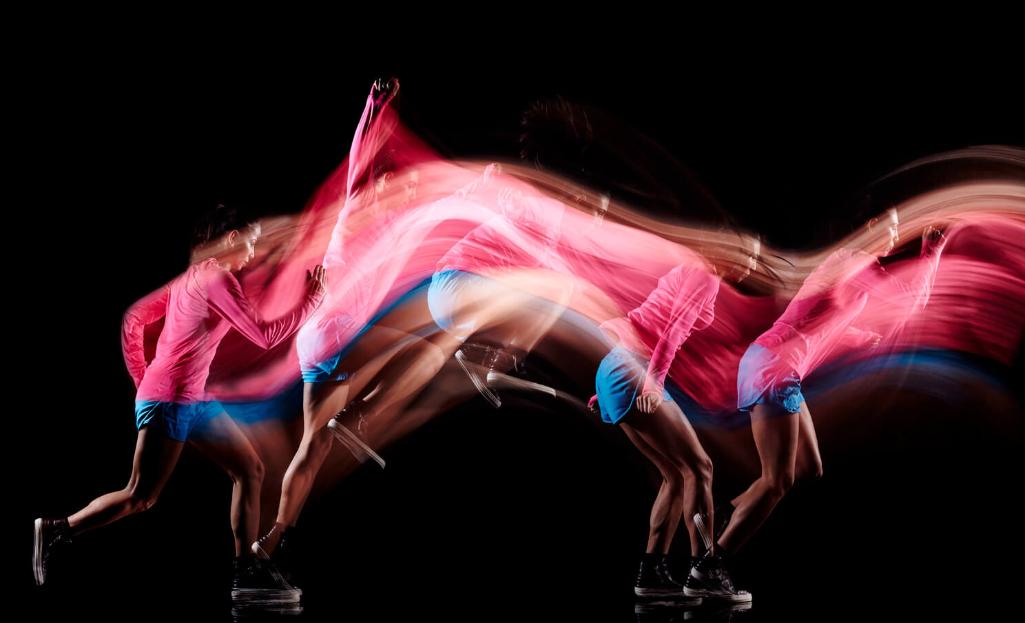 Femme qui court, saute et s'élance avec vitesse _ Visuel illustratif de la page consacrée aux études et aux infographies en analyse du sponsoring sportif de Kantar Media au format TABLET